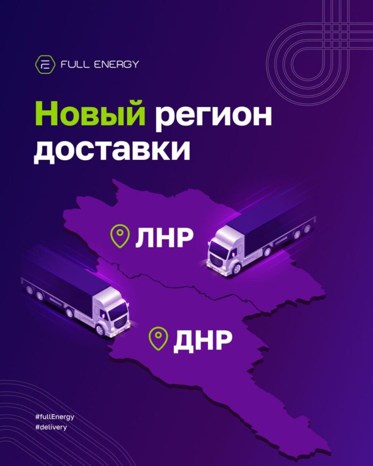 Фото широкого пейзажа или ландшафта при свете полной луны на фоне темного вечернего неба.