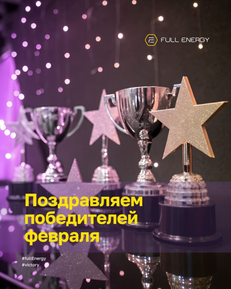 Красивый пейзаж с зелеными горами на фоне ясного неба, фотография с высокого расстояния.