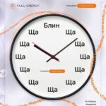 Здоровый молодой человек улыбается на фоне природной красоты.