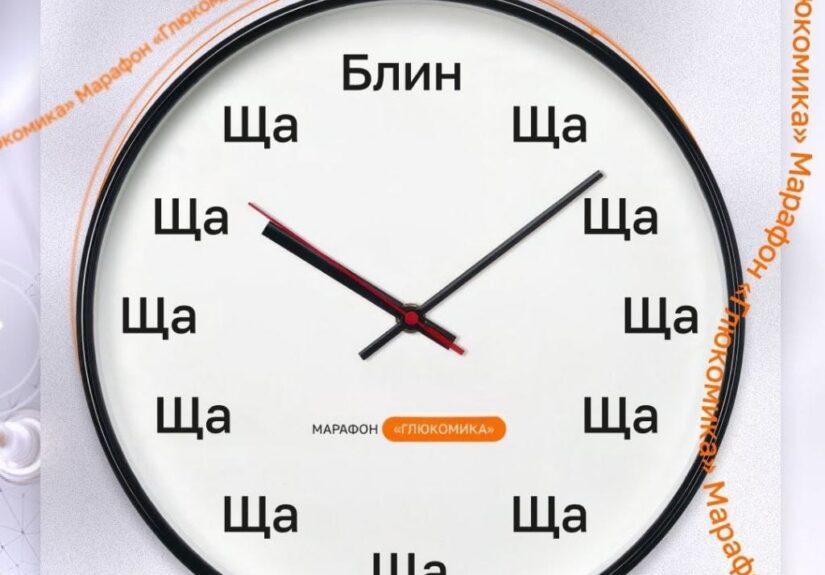 Здоровый молодой человек улыбается на фоне природной красоты.