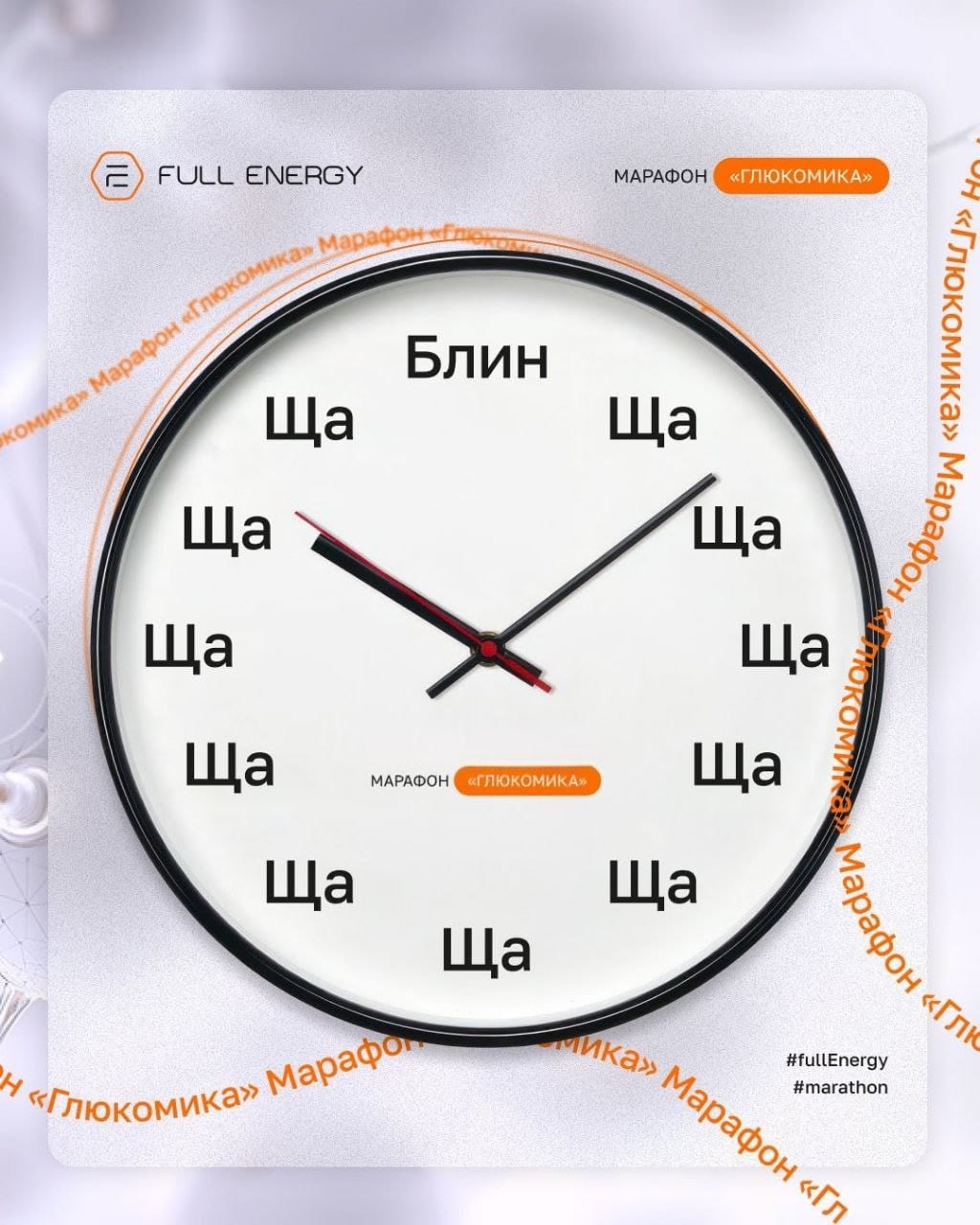 Здоровый молодой человек улыбается на фоне природной красоты.