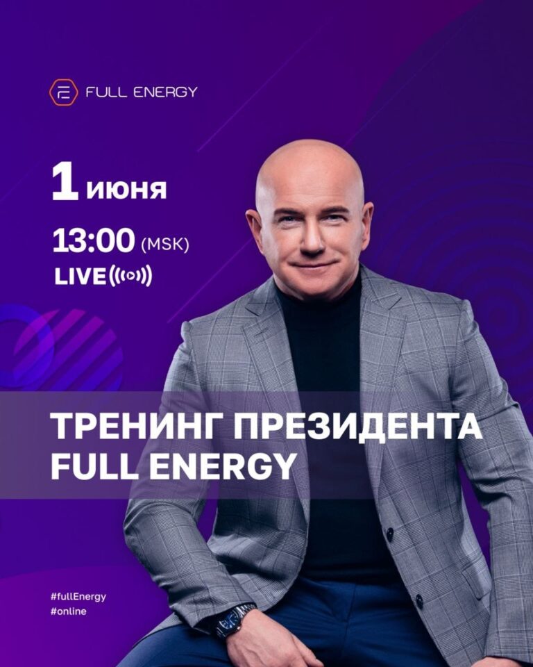Фотография высокого качества людей которые сели на песочную пляжную полоску на солнечном берегу моря.