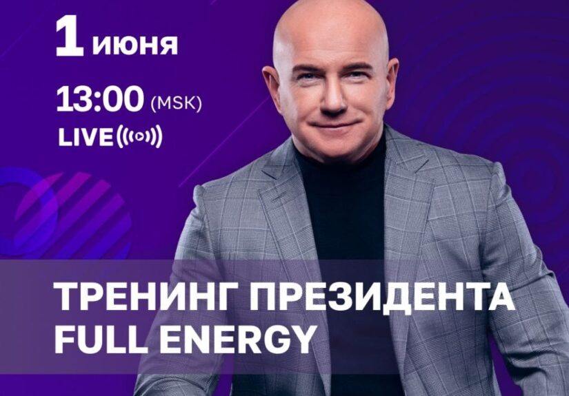 Фотография высокого качества людей которые сели на песочную пляжную полоску на солнечном берегу моря.