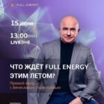 Окрашенная городская архитектура с высокой крышей и яркими окнами на фоне солнечного неба.