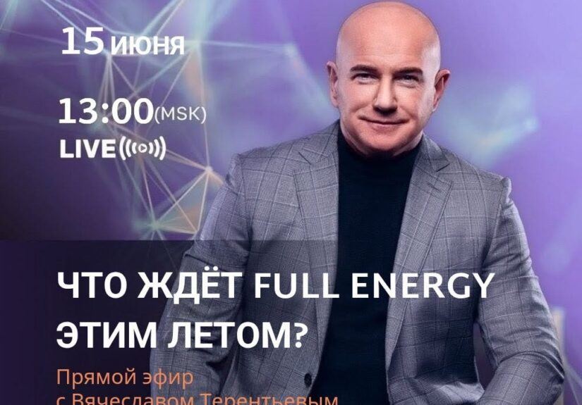 Окрашенная городская архитектура с высокой крышей и яркими окнами на фоне солнечного неба.