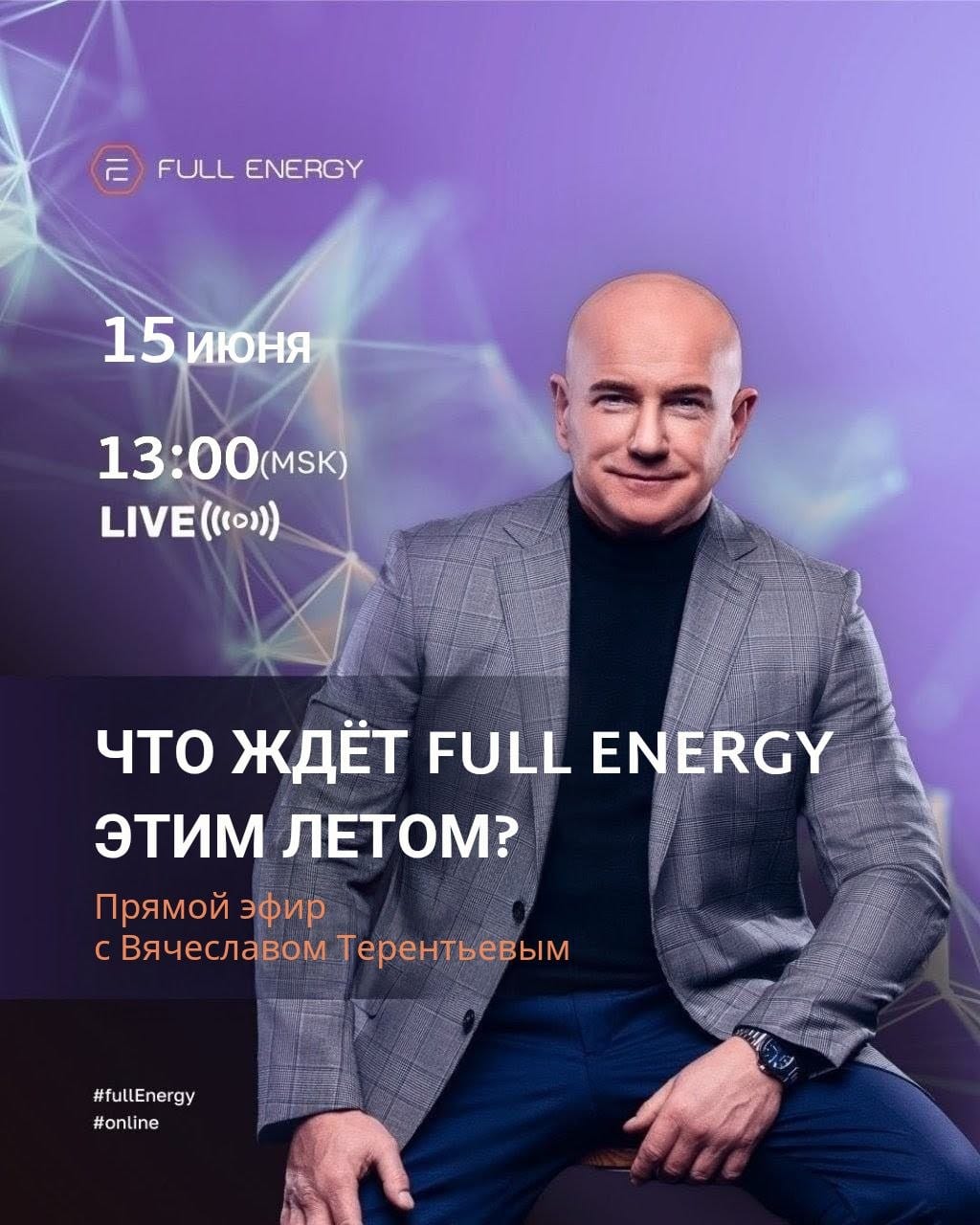 Окрашенная городская архитектура с высокой крышей и яркими окнами на фоне солнечного неба.