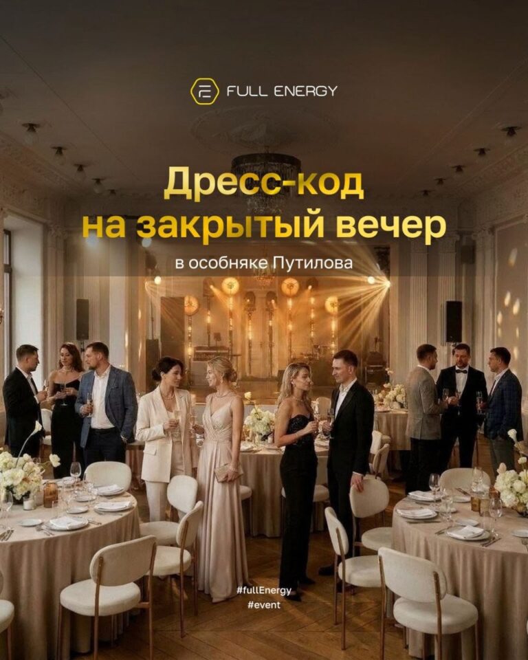 Крупный план цветной летней пейзажной фотографии на фоне высоких деревьев и синего неба, с солнцем на заднем плане.