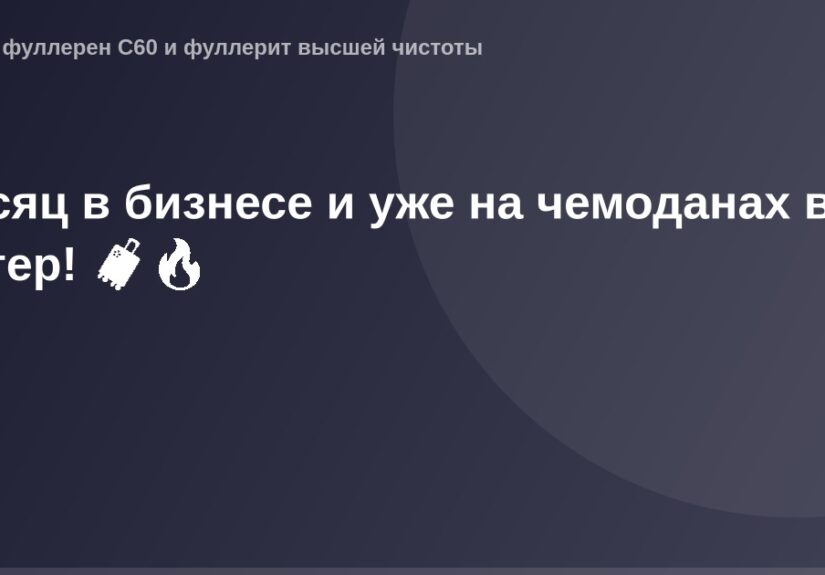 Изображение ог 27888 1784192597 изображает молодую пару, стоящую на морском побережье, держащих чемодан и улыбаясь, вдохновле