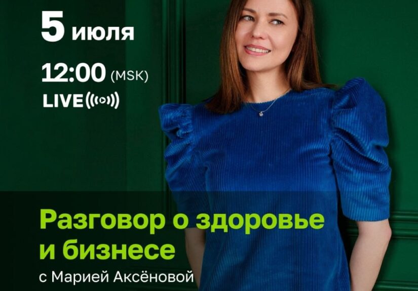Окна на городском фоне, солнечный свет, люди и машины в движении.