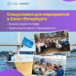 Озёрный ландшафт с горой в фоне, покрытый зеленью деревьев и с тонкой сеткой речной воды вдоль береговой линии.