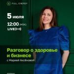Солнечный залив на пляже с гулом морского волна и пальмами.