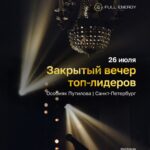 Фотография ландшафта с густым лесом и горами на дальнем фоне, взимаясь над рекой, закатное солнце.