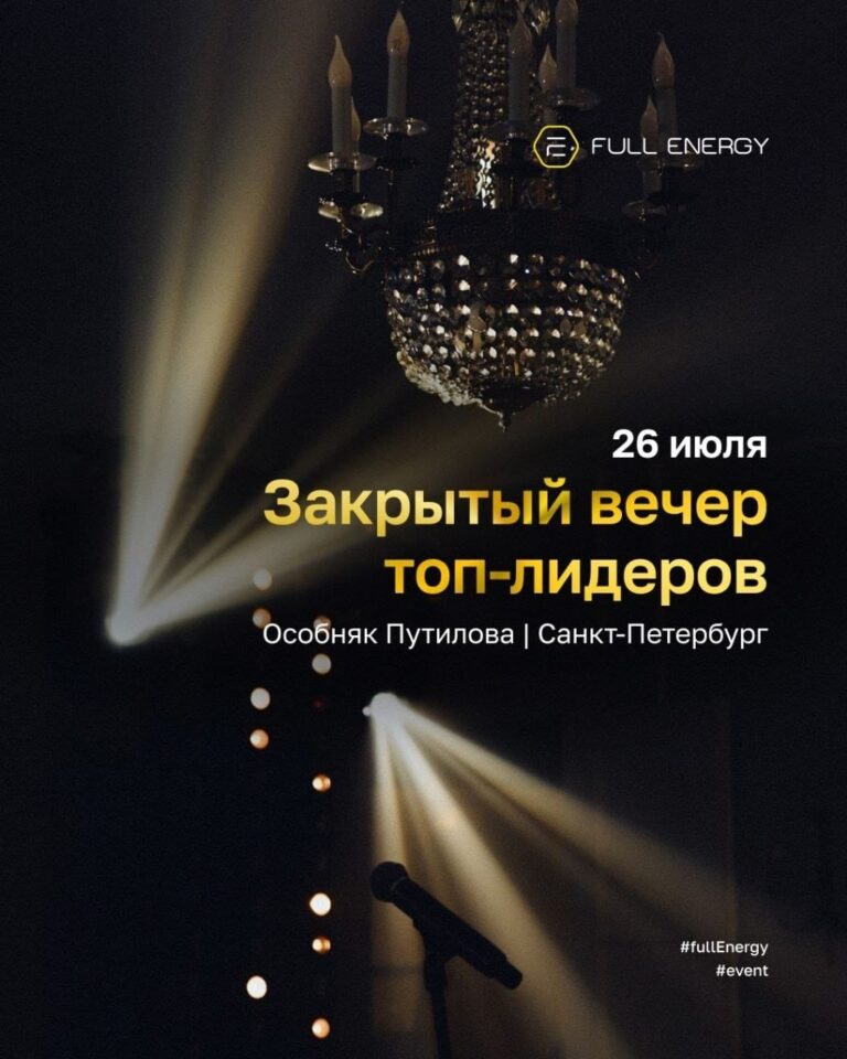 Фотография ландшафта с густым лесом и горами на дальнем фоне, взимаясь над рекой, закатное солнце.