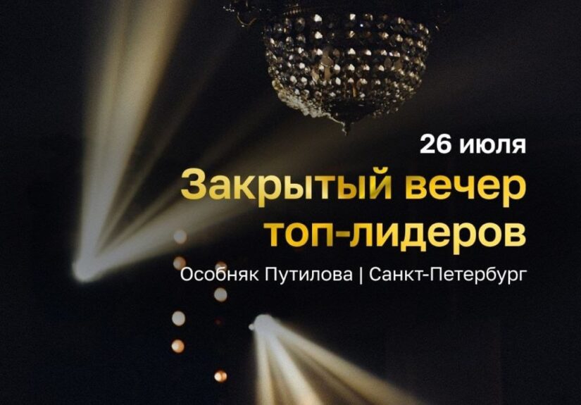 Фотография ландшафта с густым лесом и горами на дальнем фоне, взимаясь над рекой, закатное солнце.