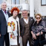 Человек на фоне природы с горной вершиной в дальнем плане.
