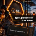 Горный пейзаж с горами и зелёным лесом на фоне с закатным небом.