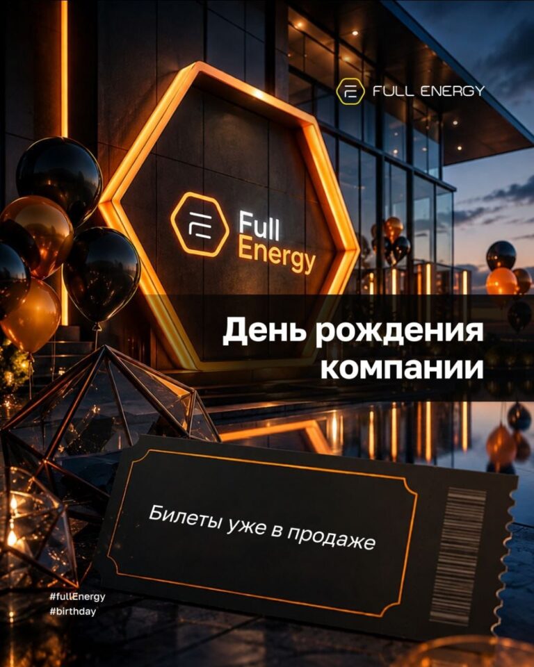 Горный пейзаж с горами и зелёным лесом на фоне с закатным небом.