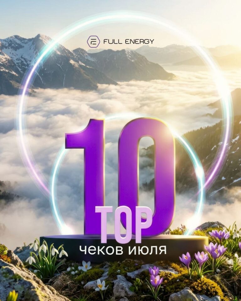Искусственное озерцо за деревьями в солнечный летний день.