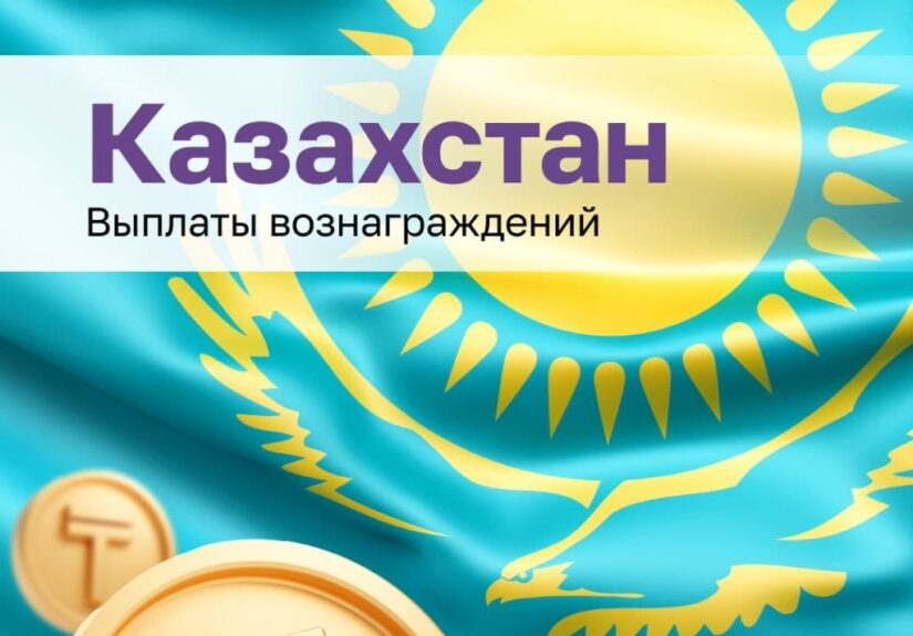 Окраса заката над городским склоном с отражением в мелком водоеме под вечерней рассветом при золотистом освещении.